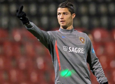 Ronaldo dung 'ngon tay thoi' voi CDV Bosnia hinh anh