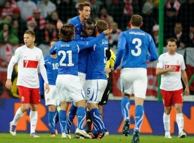 Balotelli giup Italy ha dep Ba Lan, Duc hoa Ukraine 3-3 hinh anh