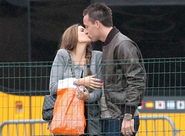 Vo chong Terry tinh tu tren duong pho Paris hinh anh