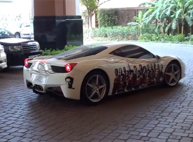 'Fan cuong' in hinh Barcelona len sieu xe Ferrari hinh anh