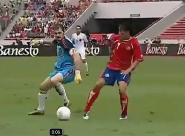 Sai lam ngo ngan cua Iker Casillas hinh anh