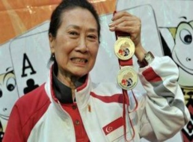 Cu ba 76 tuoi lap ky luc o SEA Games 26 hinh anh