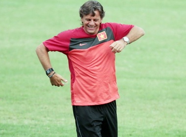 HLV Falko Goetz chan thuong, U23 Viet Nam tap da penalty hinh anh