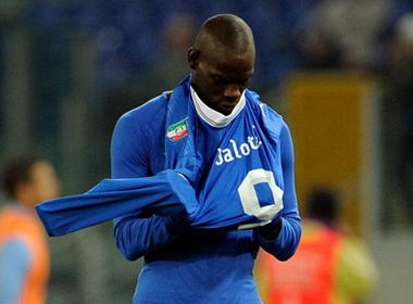 Balotelli lai tro thanh 'anh he' tren san bong hinh anh