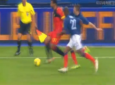 Pha bong 'xo mui' Abidal va Ribery hinh anh