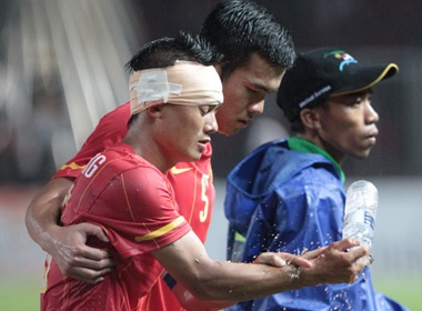 Thanh Luong nhap vien khan cap sau tran ban ket voi Indonesia hinh anh