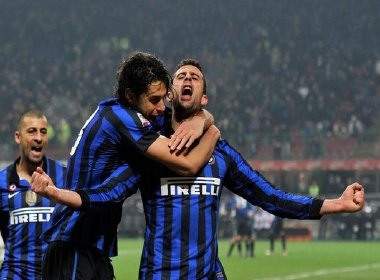 Inter thap len hi vong, Milan say chan tai Florence hinh anh