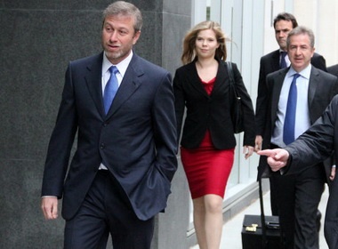 Ong chu Chelsea doi no thue hinh anh