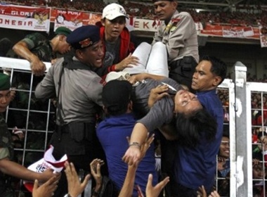 Hai fan Indonesia chet tham trong tran chung ket SEA games 26 hinh anh