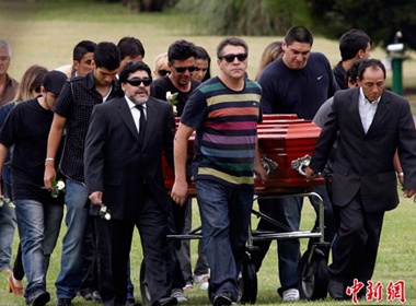 Maradona dau buon dua tien me hinh anh