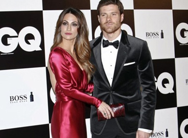 Vo chong Xabi Alonso tinh cam tren tham do hinh anh