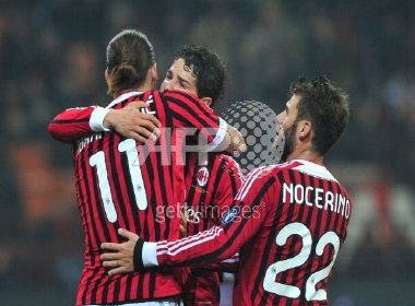 Milan vui dap Chievo, Inter nhoc nhan vuot ai Siena hinh anh