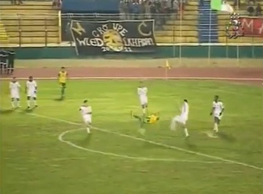 Moc bong ghi ban tu sat vong cam dia hinh anh