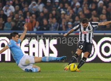 Juventus giat mot diem tu tay Napoli trong tran mua gon hinh anh