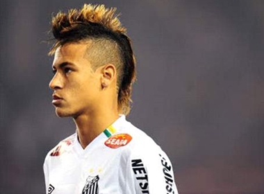 Neymar bi phat tien vi 'ca gan' xuc pham trong tai hinh anh