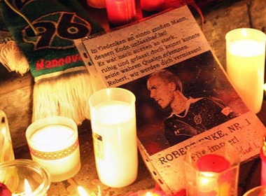 Beckham va can benh tram cam de doa tinh mang gioi cau thu hinh anh