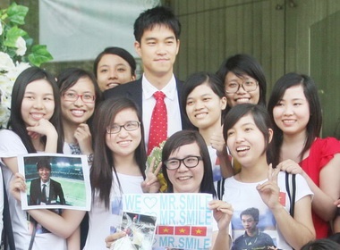 'Trong tai Han dep trai' bi fan nu bua vay hinh anh