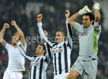 Ha guc Cesena, Juve doi lai ngoi dau tu tay Milan hinh anh