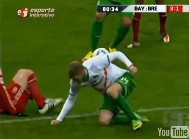 Rung minh voi pha vao bong cua cau thu Bremen hinh anh