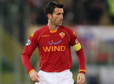 Christian Panucci gap cuop truoc cua nha hinh anh