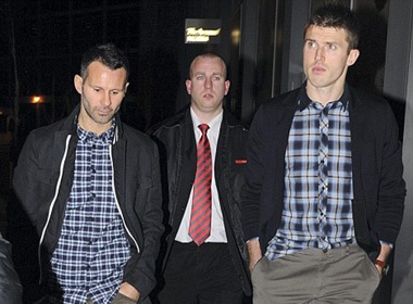 Ryan Giggs bi vo quan thuc hinh anh