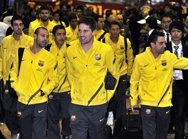 Barca choi 'tha phanh' tren nuoc Nhat hinh anh