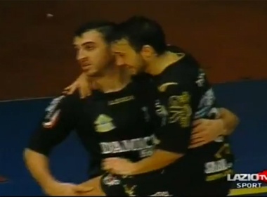 Sieu pham cua bong da trong nha hinh anh