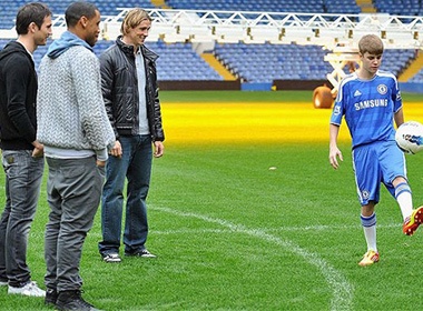 Justin Bieber khoe tai da bong truoc Torres, Lampard hinh anh