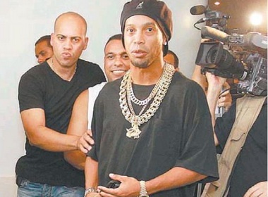 Ronaldinho 'chat choi' voi 1,5 kg vang tren co hinh anh