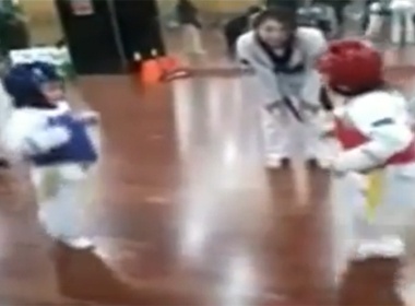 'Cuoi vo bung' voi man ti thi cua vo si nhi hinh anh