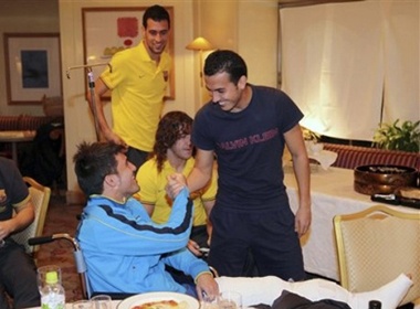 Gay chan, David Villa van cuoi tuoi roi hinh anh