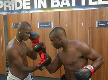 Balotelli giai thich ly do 'choang' dong doi hinh anh