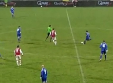 Cu dat long ghi ban tu giua san hinh anh