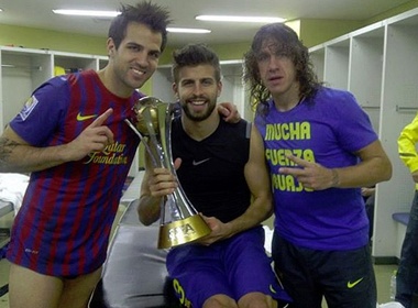 Fabregas mac quan lot chup anh an mung hinh anh