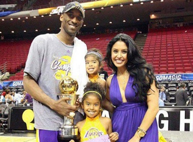 Gia dinh huyen thoai bong ro do vo vi sieu mau Playboy hinh anh