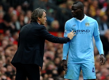 Mancini yeu cau Balotelli bot quay hon trong nam 2012 hinh anh