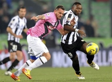 Juve va Udinese dang chuc vo dich mua Dong cho Milan hinh anh