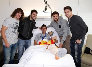 David Villa an mung Cup vang tren giuong benh hinh anh