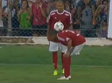 Neymar va Robinho bieu dien free-style tren san bong hinh anh