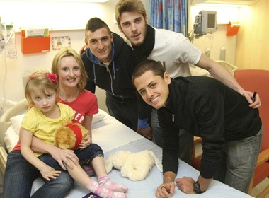 'Sao' MU than mat voi cac benh nhan nhi hinh anh