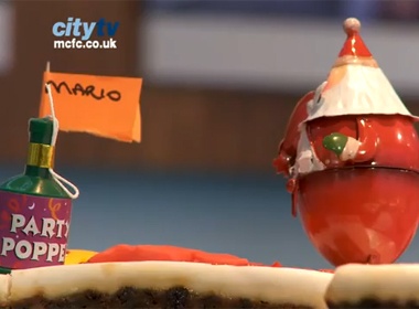 Balotelli long ngong hoc lam banh gato hinh anh