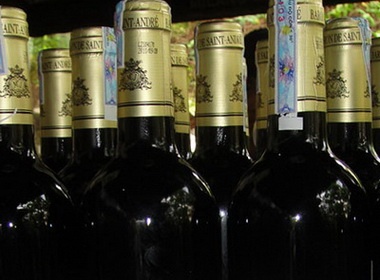 Co dong vien tang 'ruou tu trong' cho quan chuc VFF hinh anh