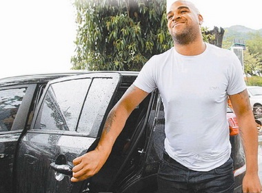 Adriano co the ru tu vi khai man hinh anh