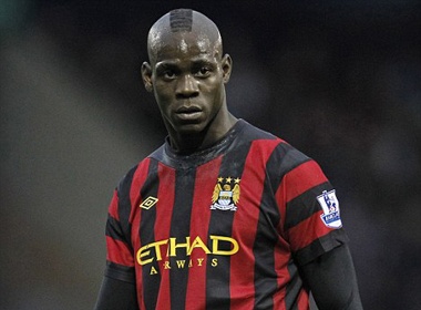 Balotelli hoa 'ong but' trong ngay Giang sinh hinh anh