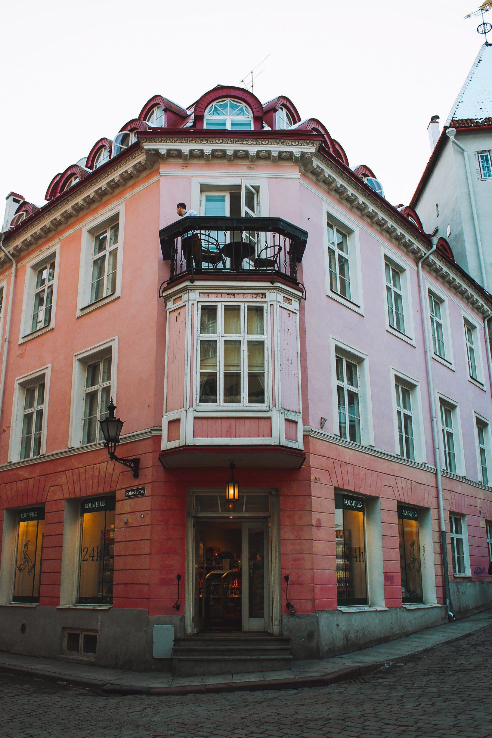 Thanh pho co Tallinn, noi bi thoi gian quen lang hinh anh 17