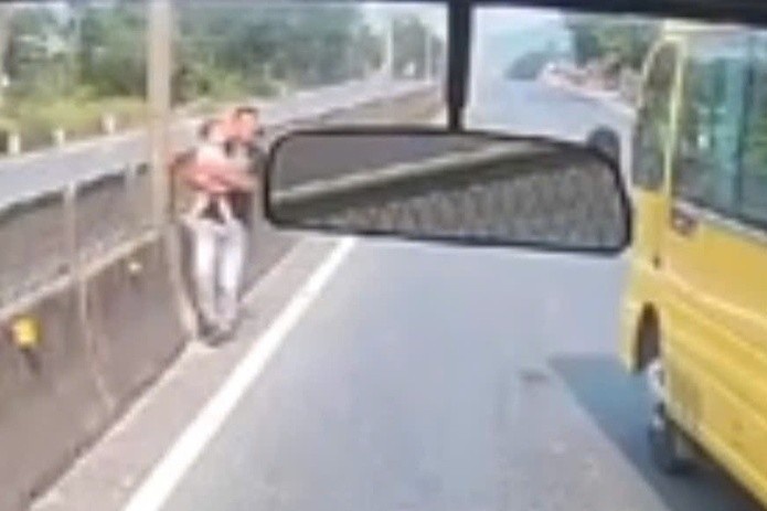 Bieu duong tai xe dung xe, lao ra be chau be dung giua quoc lo hinh anh