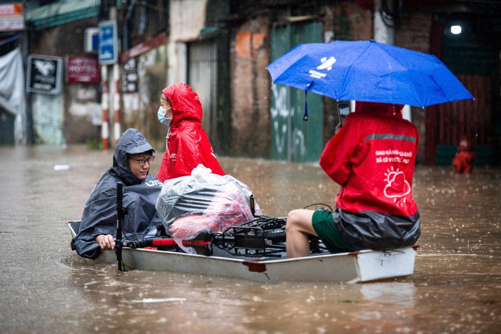 Hà Nội mưa trắng trời, người dân chèo thuyền giữa phố 'ngập như sông'