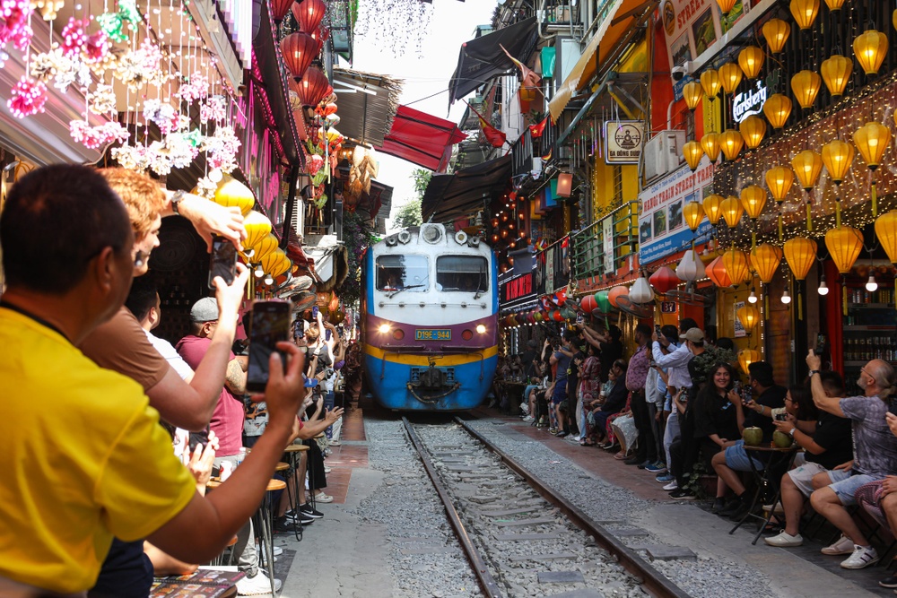 Lai nuom nuop khach o pho duong tau Ha Noi hinh anh