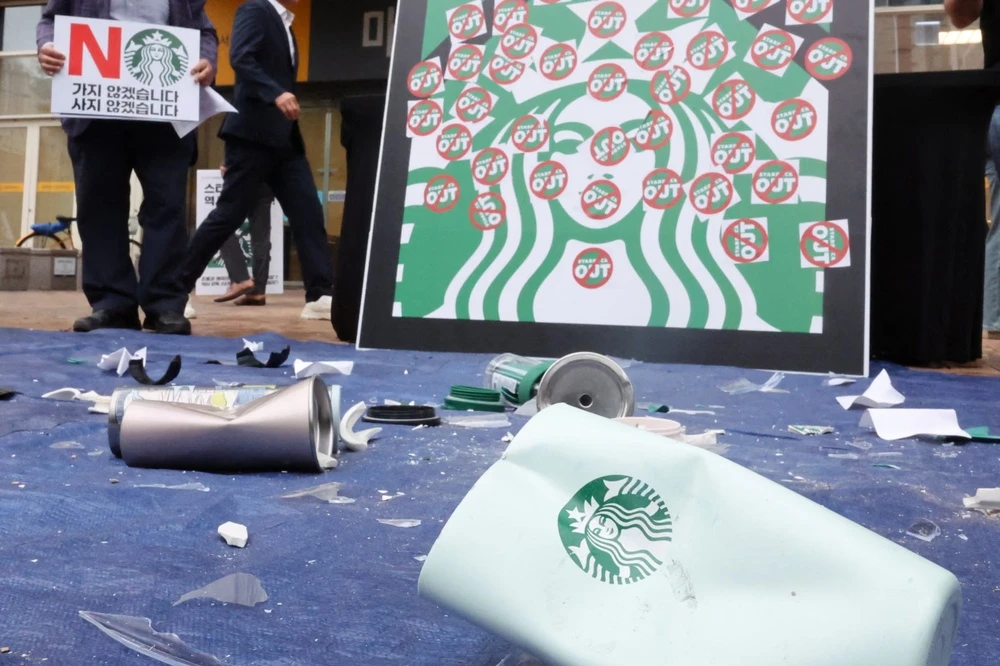 Sai lam kho cuu van khien Starbucks Han Quoc tam dong toan bo cua hang hinh anh