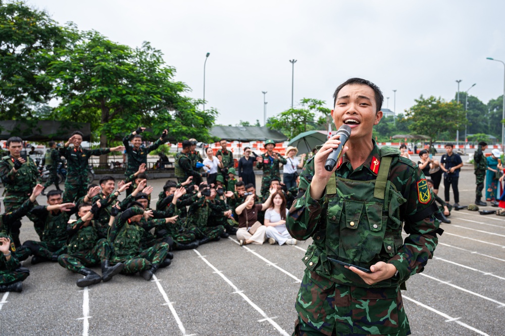 Chien si moi nguoi dan hat giao luu sau gio tap luyen dieu binh hinh anh
